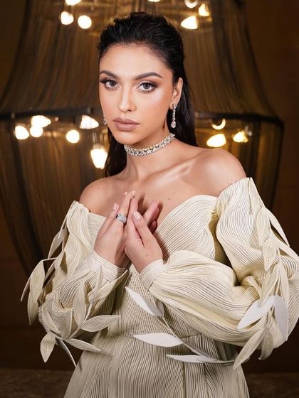 Another portrait in the leaf-detailed dress, showing the beautiful highlight and the soft, romantic feel of the look.