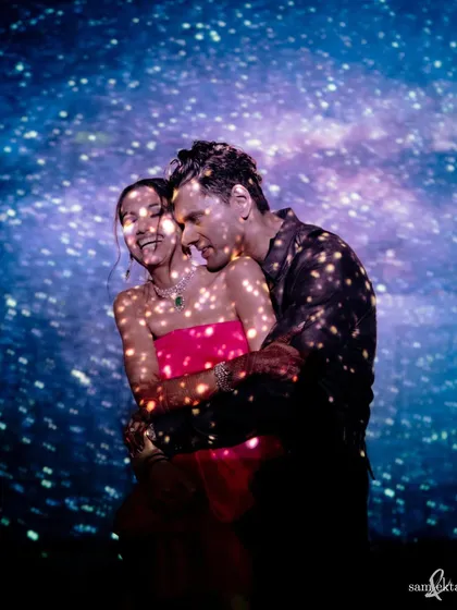 Saumya and Sid are enveloped in a galaxy of light, thanks to a hologram projection. This creative portrait is otherworldly and magical, a perfect representation of their interstellar love.