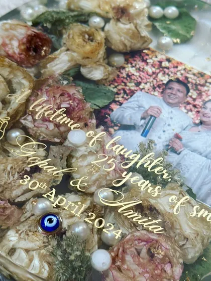 The combination of preserved flowers, a happy photo, and personalized engraving makes this piece so special. It’s a celebration of 25 years of love.