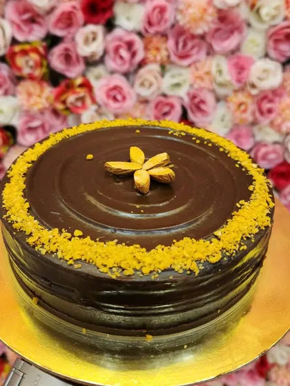 My Hazelnut Truffle cake is made with real hazelnut chocolate for an authentic, nutty flavor. It's a rich and sophisticated option for those who appreciate the classic combination of chocolate and hazelnut.