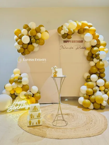 A beautiful blend of gold and white balloons creating a sophisticated and celebratory atmosphere.