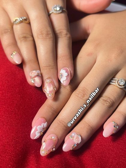 This is pure red-carpet glamour for your fingertips. I combined a soft pink base with 3D roses, hand-painted white flowers, and intricate gold frames with pearl details for a truly luxurious bridal set.