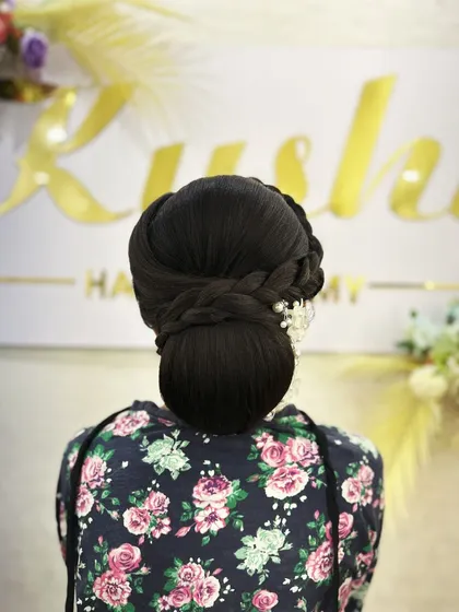 A perfect example of the Advance U Bun, a popular and elegant updo for formal events. In my classes, I break down the technique step by step so you can master this classic bridal hairstyle.