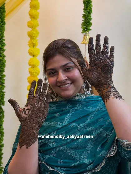 A final shot of Nausheen's mehendi, with the initial clearly visible.