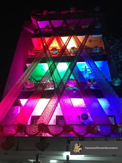 By using colorful lighting, I can completely change the mood of the exterior decoration at night. Here, the same drapes are illuminated with red, blue, and green lights for a dynamic and festive night-time effect.