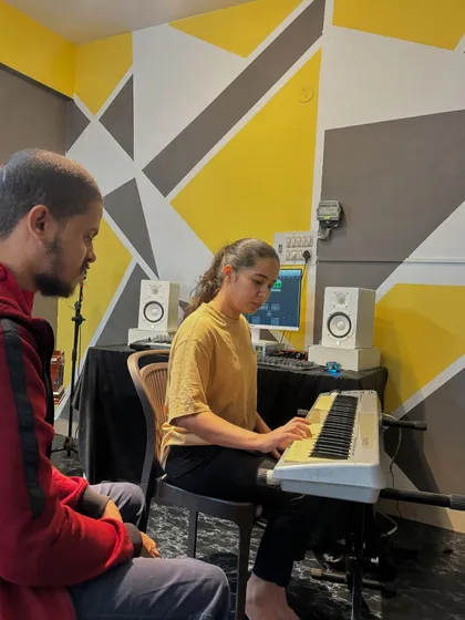 A wide shot of a keyboard lesson at our Kaggadasapura studio, showing the vibrant and creative atmosphere we cultivate for our students.