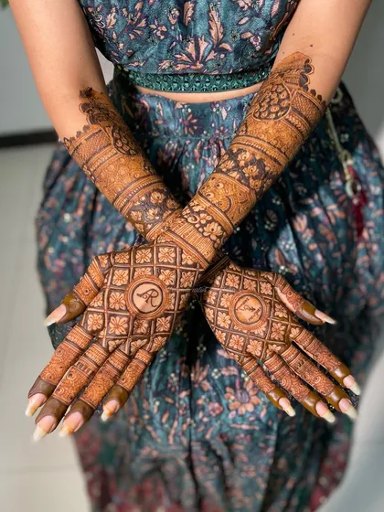 The back of the hands for an engagement, featuring a classic grid pattern with the couple's initials 'R' and 'O' as the centerpiece.