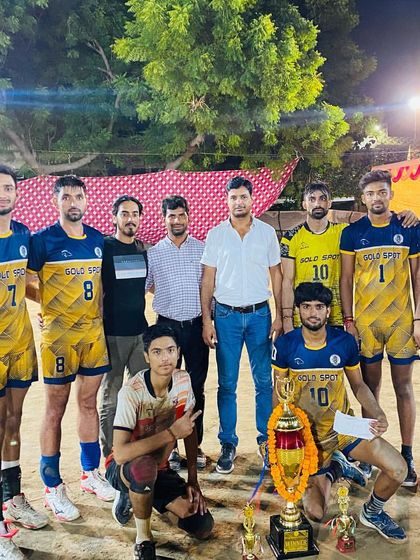 "Kou kisi ko raaj na dehe. Jo lehe nij bal se lehe." Our team with another championship trophy, a testament to the fact that kingdoms are earned, not given.