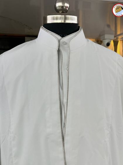 A close-up of a white saya with silver-grey piping. This subtle detail provides a sharp, clean edge to the garment.