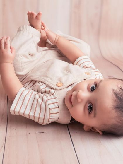 Another adorable "feet-grabbing" moment. These simple, classic portraits are perfect for documenting those sweet and fleeting baby milestones.