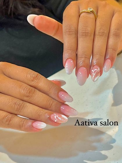 A beautiful and subtle ombré with a twist. This set features a soft pink-to-white fade with a delicate white marble accent nail.