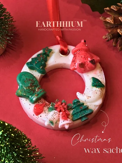 Another view of the Christmas wreath wax sachet, a perfect little piece to bring festive cheer and fragrance into your home without lighting a candle.