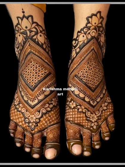 A modern and geometric design for bridal feet. The pattern features bold, diamond shapes filled with intricate netting, topped with a lotus border for a touch of tradition.