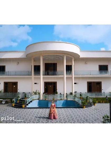 A beautiful daytime shot for a pre-wedding session, making the bride the absolute focus against the grand backdrop of this magnificent house. I use my DJI Air 2s to find that perfect angle that tells a story, in this case, a princess in her palace.