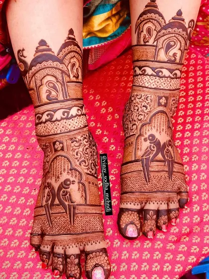 A close-up shot of the parrot-themed foot mehndi, highlighting the clean lines and bold figures.