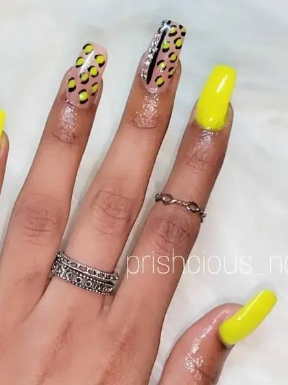 Another look at the neon and leopard print combination. This is such a bold and confident look.