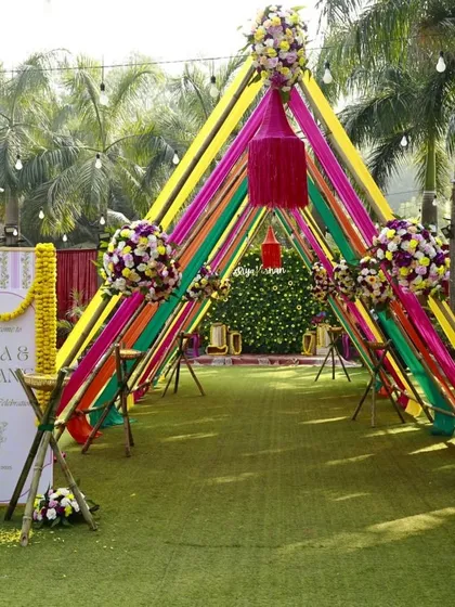 Welcome to a Haldi that’s bursting with color and energy. We used vibrant drapes and floral arrangements to create a joyful, tented entrance, setting the perfect mood for a day of fun, laughter, and traditional celebrations.