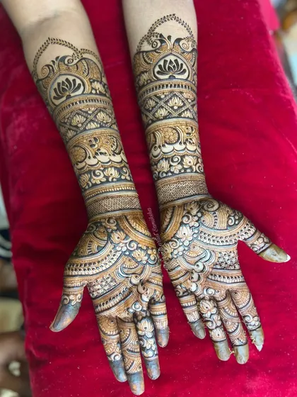 A beautiful engagement design with lotus motifs and elephant bands. The patterns are symmetrical and create a harmonious and balanced look.