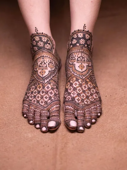 A beautiful and symmetrical design for bridal feet, featuring traditional Indian patterns and floral motifs.