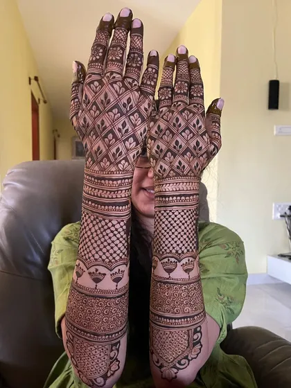 A full-coverage design that emphasizes geometric patterns. The back of the hands features a bold checkerboard design, creating a modern yet intricate bridal look.