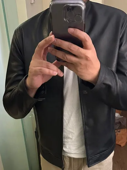 Here I am trying on a black leather jacket myself to check the fit and comfort. I only sell 'barang' that I would be happy to wear.