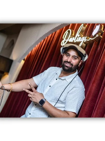 A friendly pose at Darlings. While I take my music seriously, I'm always approachable and ready to make sure my clients and their guests have a great time.