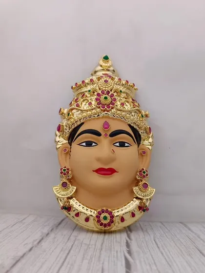 Yeh ek aur terracotta base wala Lakshmi face hai, jo ek bahut hi natural aur traditional feel deta hai. Iske saath gold-plated abushan iski sundarta ko aur badhate hain.