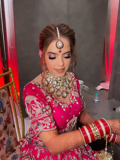My stunner Vanisha all dolled up for her pheras. The pink tones in her makeup perfectly match her gorgeous lehenga, creating a cohesive and beautiful bridal style.