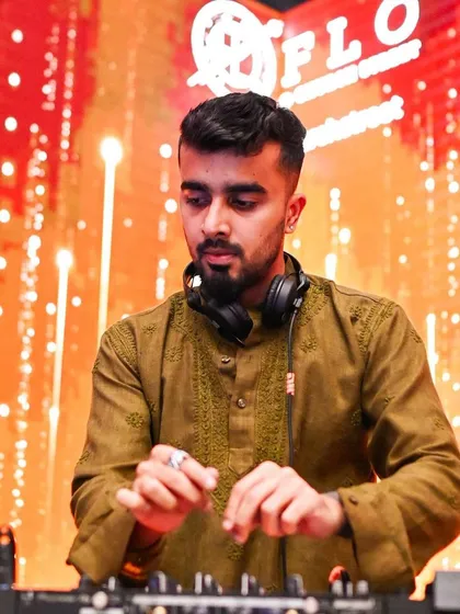 A duplicate of 192, showing my focus on the mix during the festive night.