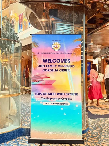 A roll-up standee inside the cruise ship, providing information and reinforcing the event's branding in high-traffic areas. Every detail is an opportunity for brand presence.