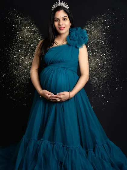 Every mother is an angel. For this portrait, I added a touch of creative magic with these sparkling wings and a tiara to truly capture that ethereal pregnancy glow and make her feel like a queen.