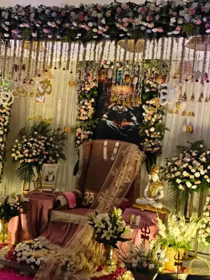 A closer look at the detailed gaddi decoration. The throne is draped in elegant fabric, with a small statue of Nandi and a trishul, blending devotion for Guru Ji and Lord Shiva.