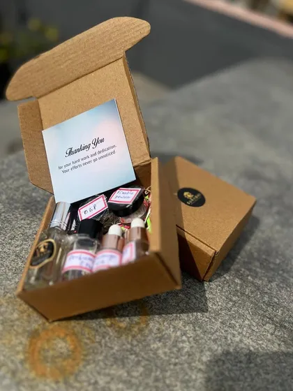 A closer look at the perfume-making kit, which includes various fragrance oils and essential oils. This is a fantastic option for brands looking to offer interactive and personalized products.