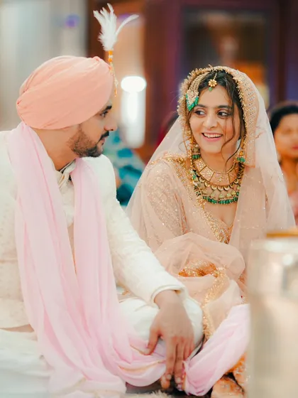 A candid moment of conversation and smiles during the Anand Karaj ceremony. We believe in capturing the unposed moments of connection.