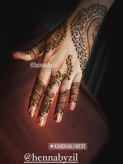 A gorgeous Arabic-style design that flows beautifully from the finger up the side of the hand.