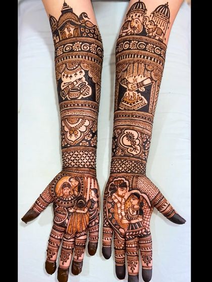 This design tells a story, with portraits of the bride's parents on one palm and the couple's varmala ceremony on the other. The arms feature wedding rituals and palace architecture.