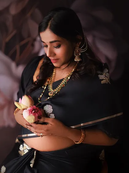 We wanted to create something truly special and symbolic for this shoot. The lotus flower represents purity and new beginnings, gently held over her belly. It’s a portrait of a mother’s love already in full bloom.