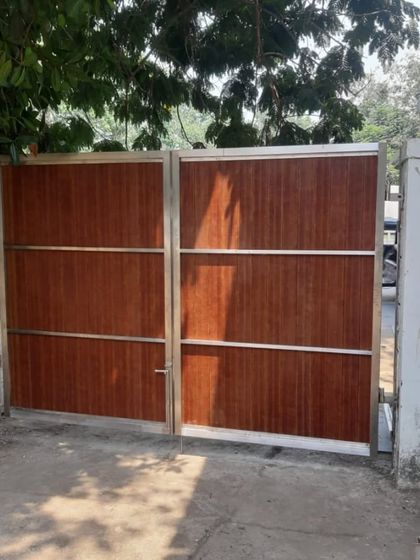 This main gate uses horizontal panels with stainless steel accents for a clean, contemporary look. We can customize the design to match your home's architectural details.