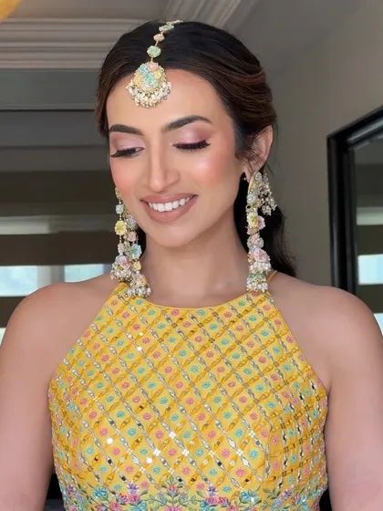 A close-up of Saakshi’s stunning Haldi look. The soft, natural glow and the subtle pink liner are a perfect combination.