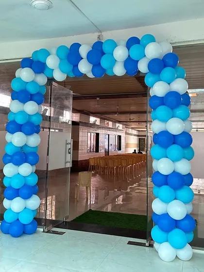 A simple and clean balloon arch in shades of blue and white. This versatile design is perfect for corporate events, seminars, or openings where you want a professional and welcoming entrance for your guests.