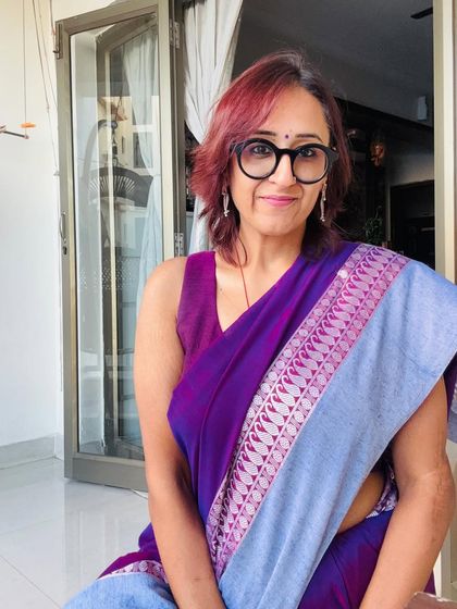 A close-up in my handloom sari. The intricate border and the beautiful purple color make me so happy.