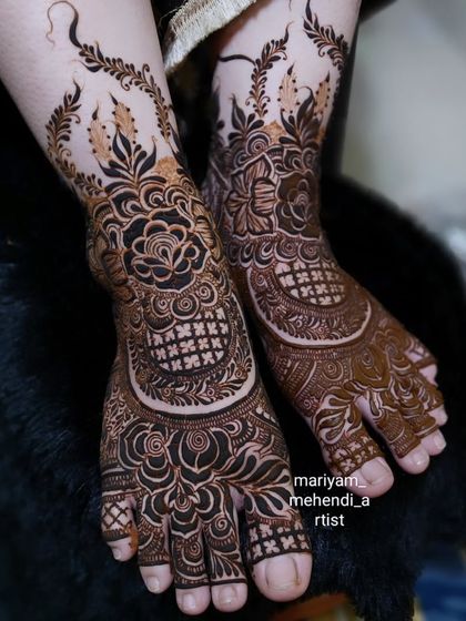 Intricate Mehendi for Feet photo 18