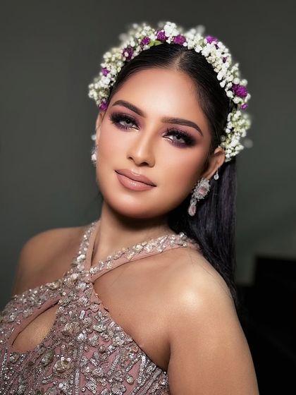 Another portrait of this fresh and radiant look. It's perfect for a summer event or a daytime party.