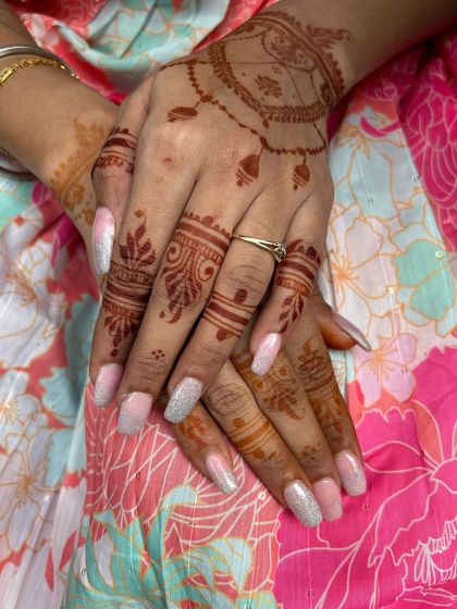 A very simple and delicate design. This style focuses on the fingers and a small mandala on the back of the hand, perfect for a minimalist aesthetic.