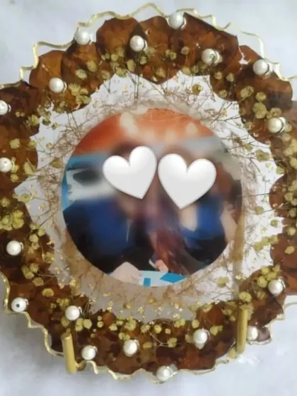 Here is another style of a photo frame made from preserved rose petals. I arranged the petals in a full circle around the photo, interspersed with baby's breath and pearls for a delicate, romantic look.