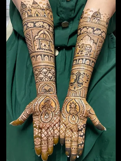A full view of the palace and elephant themed mehandi, showcasing its regal and intricate nature.