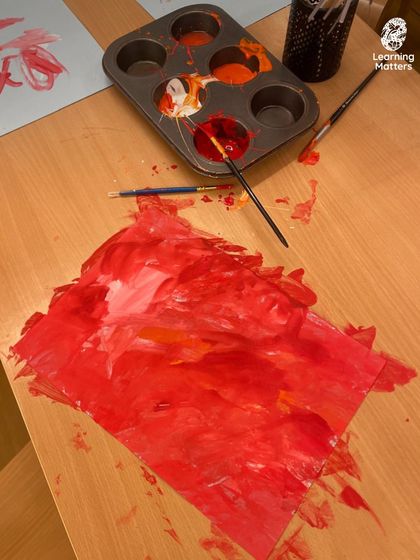 In our spaces, a muffin tin becomes a paint palette. This simple adaptation allows children to see colors individually and experiment with mixing, turning a painting session into an organized exploration of color theory.