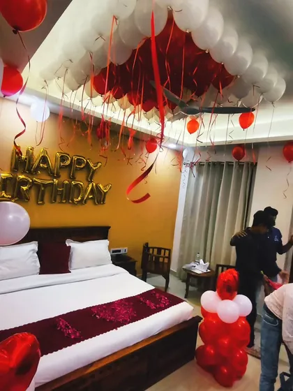 Behind the scenes of a room decoration. As you can see, we personally handle every detail, from inflating the balloons to arranging them perfectly, to ensure the final result is flawless.