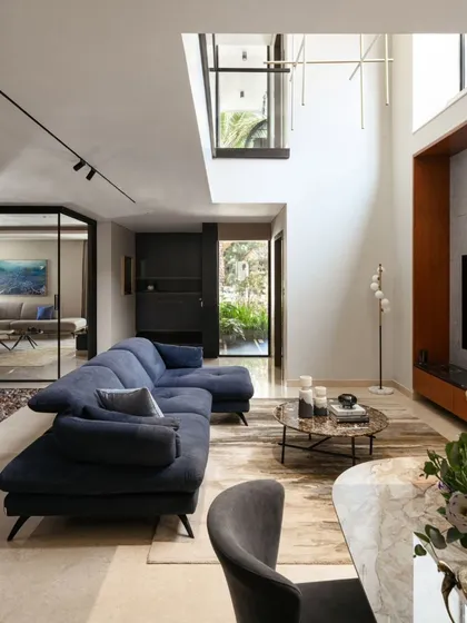 In Villa Aish, we created intersections between private and social areas to form pronounced spatial moments. This double-height living area sectionally connects the family lounge, library, and lobbies on two levels, showcasing how we design homes that are both intimate for family life and open for social gathering.