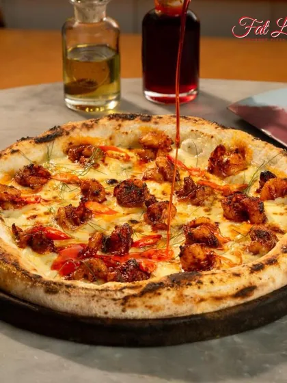 Summer is always better with friends and my handmade pizzas. This one, with spicy chicken and a drizzle of chili oil, is perfect for a sunny day.